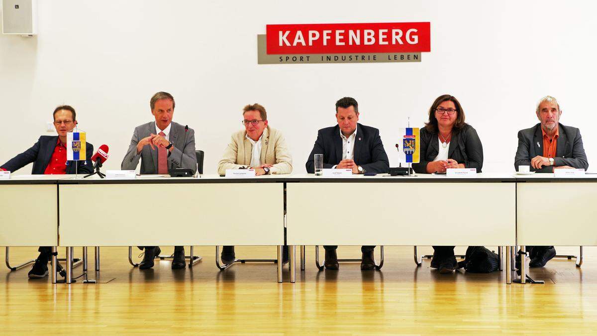 Die Fraktionsvorsitzenden aller sechs Parteien: Perteneder, Kratzer, Leskovar, Adam, Posch und Vogl (von links)
