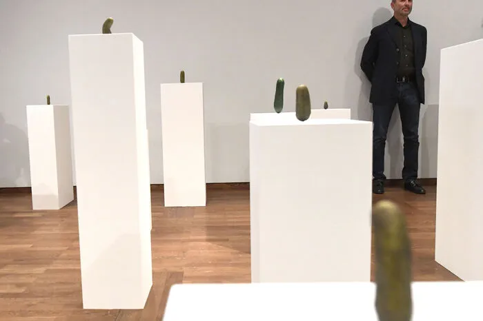 Der österreichische Künstler Erwin Wurm beim Objekt "Selbstporträt als Essiggurkerl". 