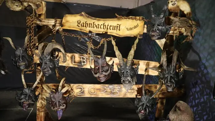 Nach dem Erfolg der ersten Krampusmaskenausstellung in Feldbach im vergangenen Jahr setzte der Verein „Raabtaler Waldteifln“ heuer noch einmal einen drauf und konnte kürzlich knapp 1000 Besucher in die Asphalthalle locken