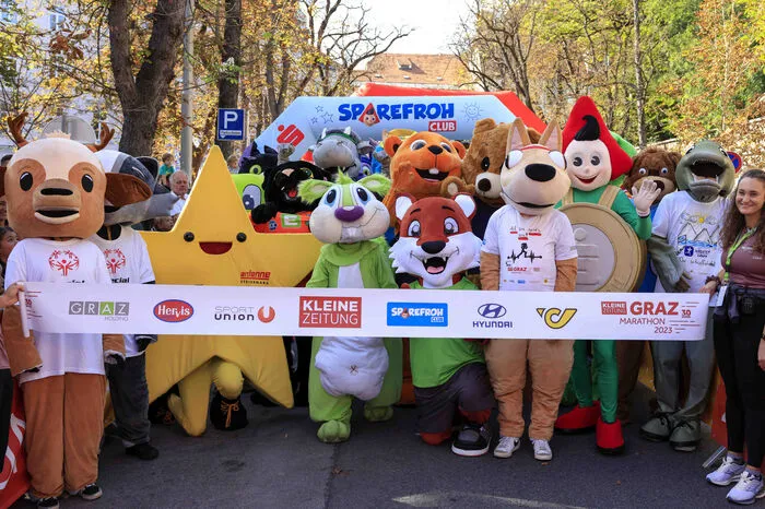 Der „Sparefroh“ hat wieder zugeschlagen: Der Seriensieger des Maskottchenlaufs konnte sich für seine Niederlage gegen „Pucky“ im Vorjahr revanchieren.