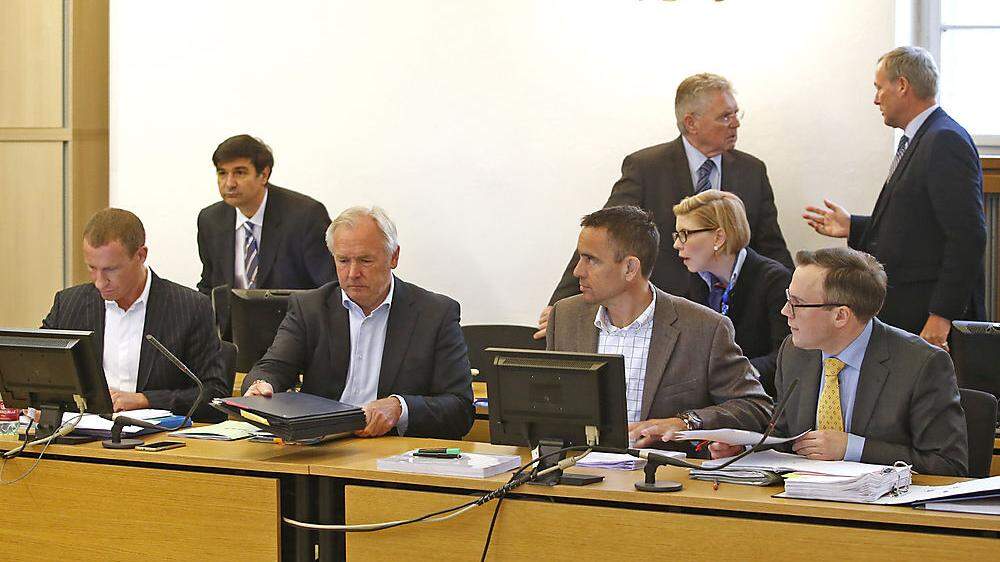 Petzner, Dörfler, Scheuch und Dobernig (vorne von links) stehen heute erneut vor Gericht