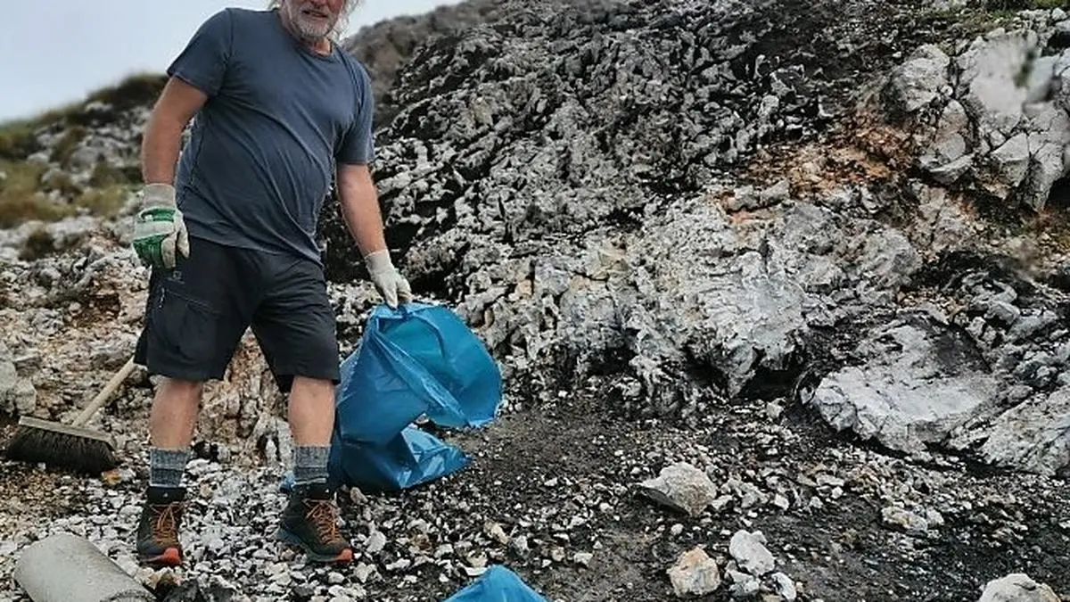 Umweltaktivist und Gemeinderat Josef Götz (Grüne) verbrachte vier Stunden am Dobratsch, um die Windische Kirche von jeglichem Unrat zu befreien