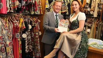 Lena Hoschek und ST - Geschäftsführer Erich Neuhold im Hoschek-Geschäft in Graz