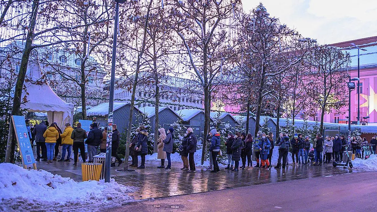 Lange Warteschlangen schon beim Einlass zum Christkindlmarkt. Viele Besucher kehren um