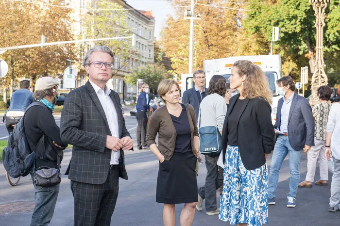 Am 18. September wurden nun sogenannte Stolpersteine vor der Grazer Oper für die drei ehemaligen Mitglieder verlegt.