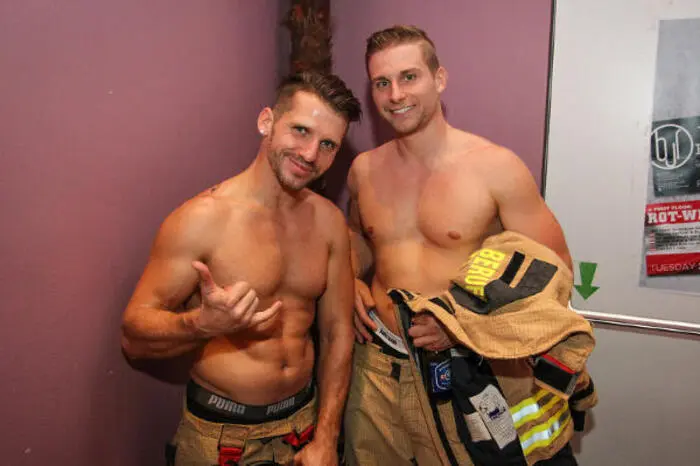 "Da die Berufsfeuerwehr Graz generell recht sportlich ist, waren auch die gewünschten Oben-ohne-Fotos kein Thema", betont man.