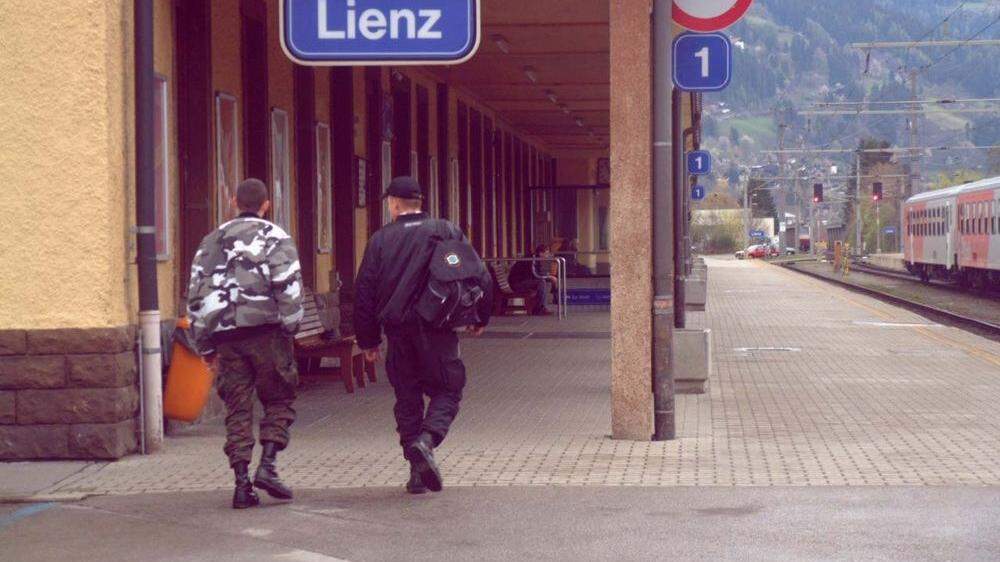 Die heimischen Neonazis warteten am 20. April 2002 am Lienzer Bahnhof vergeblich auf die Sympathisanten, die von Braunau hätten anreisen sollen. Sie stiegen in den Zug nach Linz statt Lienz