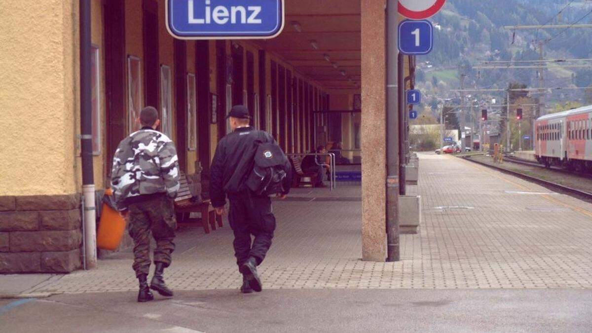 Die heimischen Neonazis warteten am 20. April 2002 am Lienzer Bahnhof vergeblich auf die Sympathisanten, die von Braunau hätten anreisen sollen. Sie stiegen in den Zug nach Linz statt Lienz