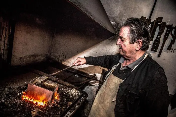 alois sitter zeigt wie er blei verflüssigt