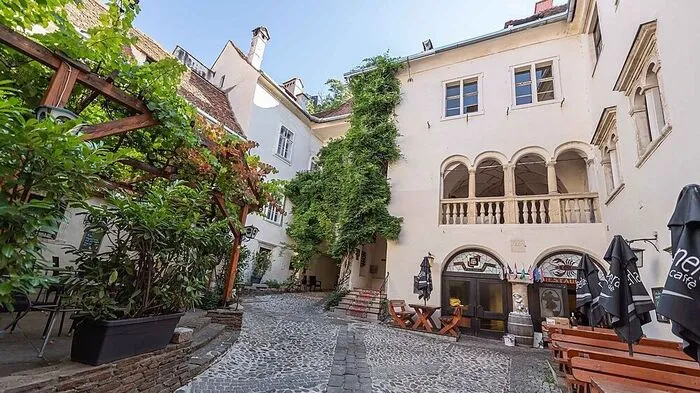Sie sind die oft unbekannten Juwele der Grazer Altstadt: die historischen Innenhöfe. Manche sind bekannter, weil sie als Gastgarten fungieren, wie hier der Krebsenkeller ...
