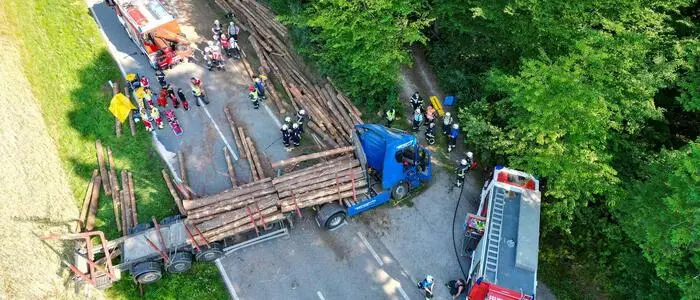 Aus ungeklärter Ursache verlor ein Holztransporter auf der Pinkafelderstraße am Dienstagmorgen seine Ladung