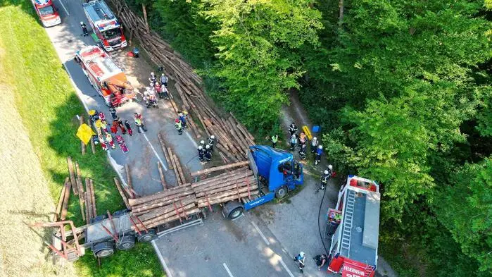 Aus ungeklärter Ursache verlor ein Holztransporter auf der Pinkafelderstraße am Dienstagmorgen seine Ladung