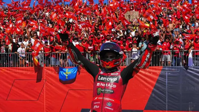 Marc Marquez vor „seiner“ Tribüne im „Motoland Aragon“ – der Spanier bleibt in seiner Heimat der König auf zwei Rädern 