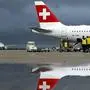 Ein Swiss-Flugzeug wird am Montag, 28. April 2003, auf dem Flughafen London Heathrow beladen, waehrend eine Maschine der Lufthansa zur Startpiste rollt. Die Fluggesellschaft Swiss streicht am kommenden Wochenende 48 Fluege in Europa. Dies wird begruendet mit einem Nachfragerueckgang. Am staerksten betroffen vom reduzierten Flugplan sind Destinationen in Deutschland. Aber auch Hin- und Rueckfluege nach London, Bruessel und Mailand sowie Verbindungen innerhalb der Schweiz werden annulliert.