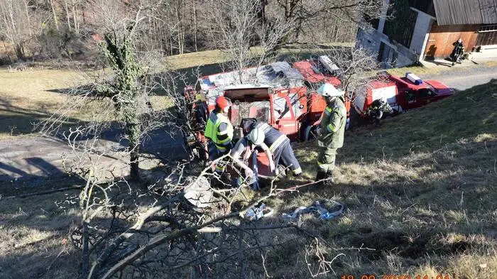 23 Einsatzkräfte der Feuerwehren Lateindorf und Eibiswald rückten am Montagnachmittag zu einem Unfall aus.