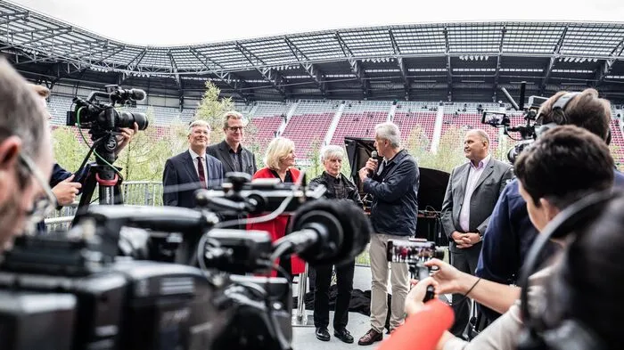 Der Medienansturm bei der Eröffnung von For Forest war enorm. Noch größer ist allerdings die Medienresonanz. Agenturberichte wurden mittlerweile auf allen Kontinenten veröffentlicht.