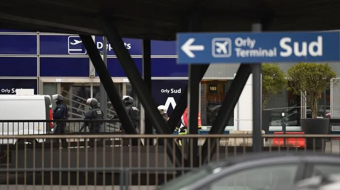 Am Pariser Flughafen Orly ist ein Mann erschossen worden. Er habe zuvor einem Soldaten die Waffe entwendet und sich dann in ein Geschäft geflüchtet, berichtete die französische Nachrichtenagentur AFP. Es sei sonst niemand zu Schaden gekommen, so das Innenministerium.