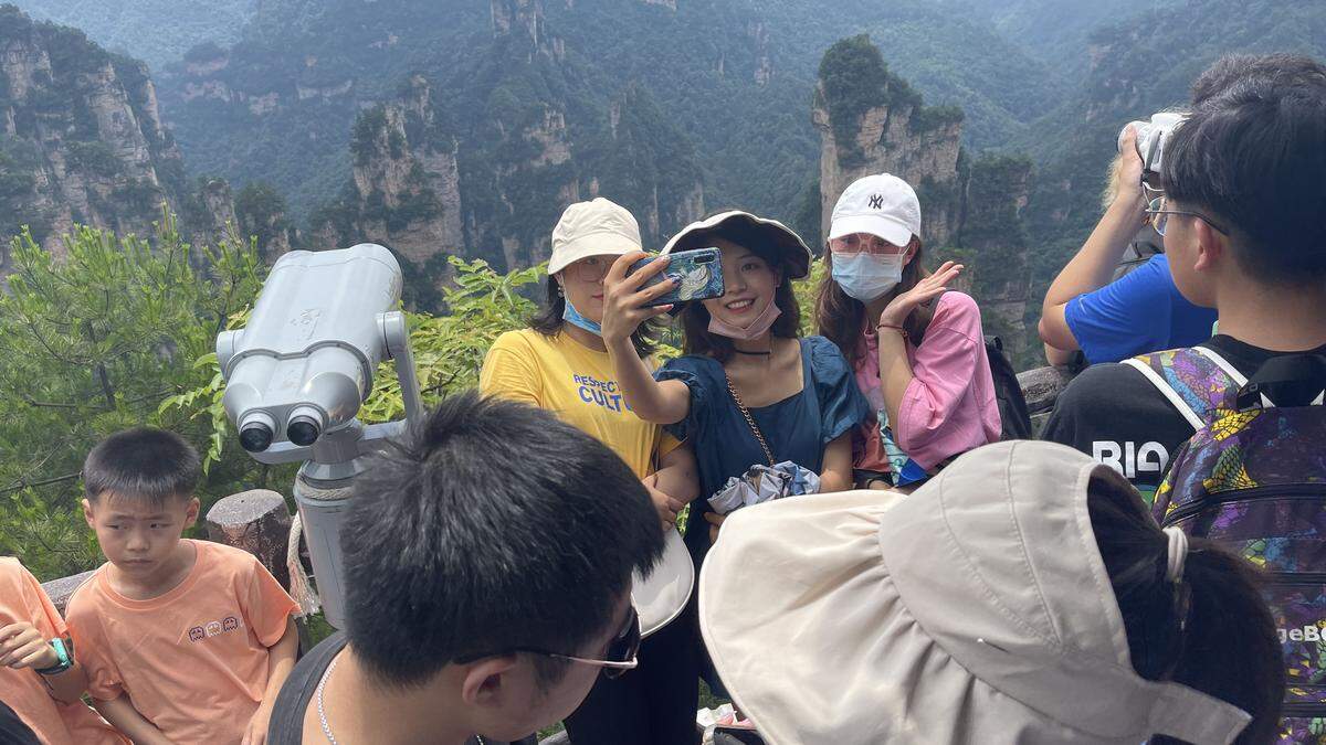  Der Großteil der 1,5 Millionen Bewohner Zhangjiajies lebt von den Einnahmen aus dem Tourismus. Reisen innerhalb Chinas sind mit Einschränkungen wieder möglich. Das sorgt für kollektives Aufatmen. 
