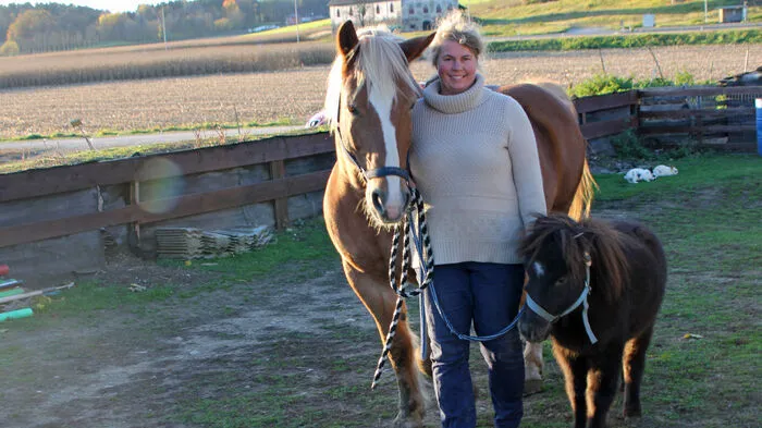 Unter dem Motto „Besondere Tiere für besondere Menschen“ bietet die Ergotherapeutin und Reitpädagogin Simone Baumgartner nun am Hof der Tierwelt K.n.u.t. Therapiestunden für Kinder und erwachsene Klienten an.