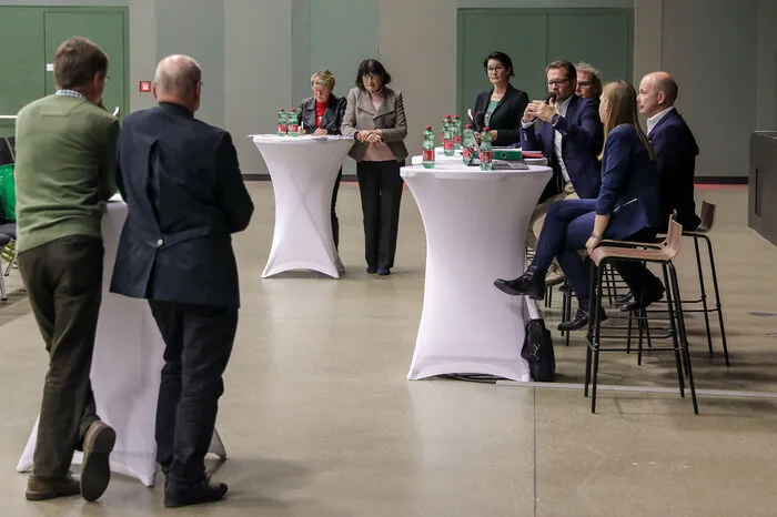 Die APG-Vertreter im Gespräch mit Richard Walcher und Günter Rettenbacher von "Fairkabeln Ennstal" - im Hintergrund Annemarie Nakel und Waltraud Mitteregger