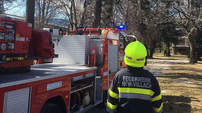 In diesem Park drohte der Ast auf den Fußgängerweg zu stürzen
