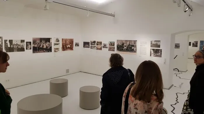 Die Exponate stammen aus privaten Sammlungen und regionalen Museen und schildern die Zeit von 1880 bis 1921.