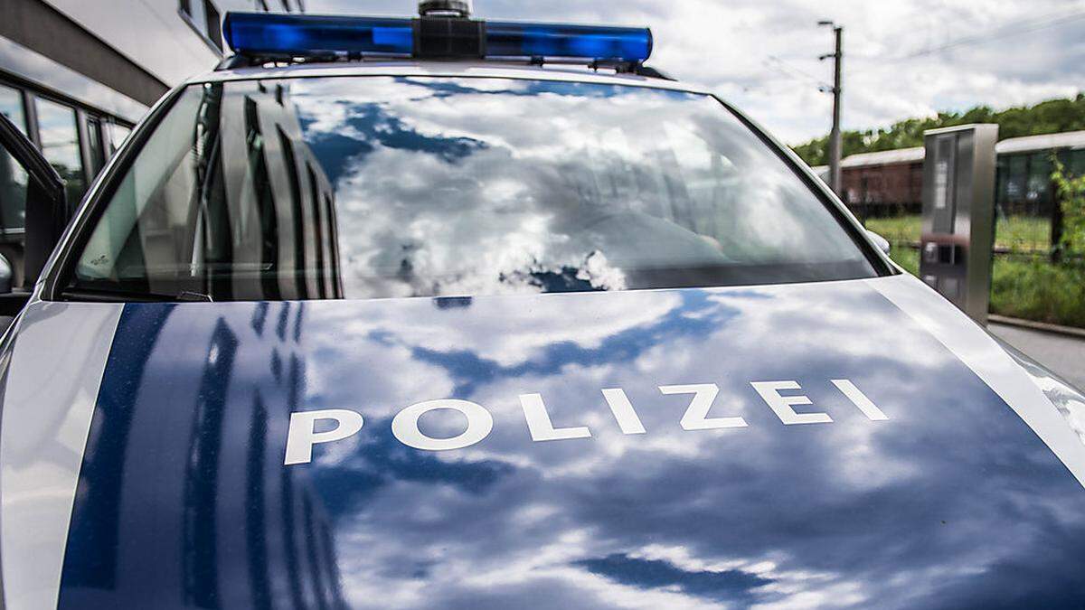 Die Polizei fahndet nach dem Fahrerflüchtigen (Symbolbild)