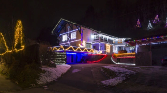 Haus 1: Rund zwei Monate hat der Hausbesitzer in Oberwollanig gebraucht, um sein Haus so bunt zu schmücken.