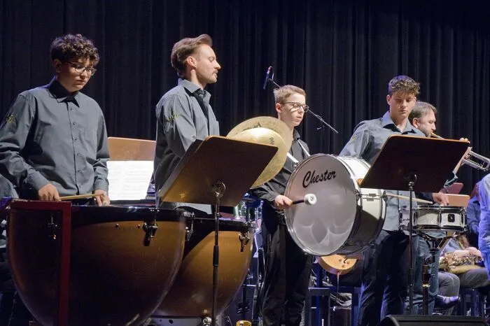 Die Band hatte nicht nur Jazz-Klassiker im Repertoire, sondern auch mitreißende Funk- und Rock-Songs sowie seidenweiche Balladen. In der Big Band spielen die Schüler gemeinsam mit den Lehrern der Musikschule sowie mit ambitionierten Jazzern aus dem Bezirk.