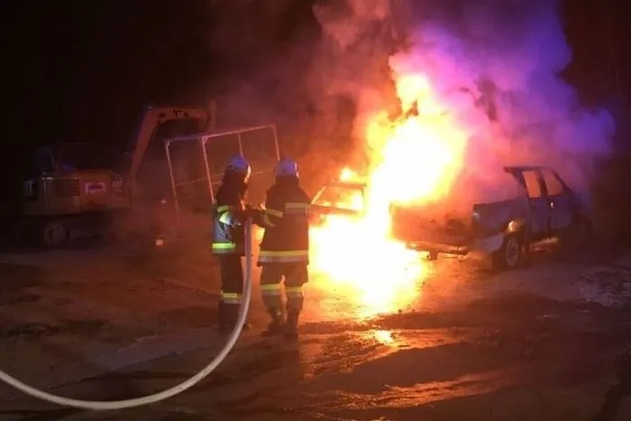 Top 6: Lichterloh brannten zwei Fahrzeuge in Köflach. Die Hintergründe sind noch unbekannt, die Polizei Köflach ermittelt.