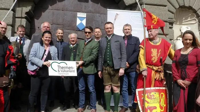 Mit der symbolischen Öffnung des Burgtores durch Prinz Emanuel von Liechtenstein ist die Saison 2024 eröffnet und die Riegersburg wieder für Besucherinnen und Besucher offen. Im Bild Burgherr Emanuel von Lichtenstein mit Ehrengästen
