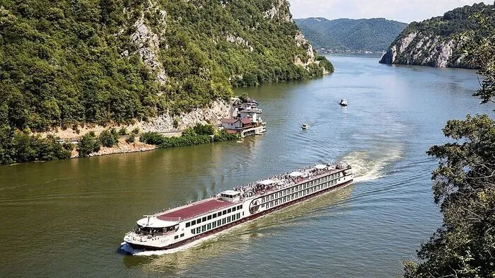 Der Donauwalzer. Wie könnte man die Ankunft an dem Ort, an dem die Donau in das Schwarze Meer mündet, akustisch besser untermalen? Um dorthin zu gelangen, hat die 125 Meter lange MS Nestroy eine eindrucksvolle Naturlandschaft durchkreuzt.