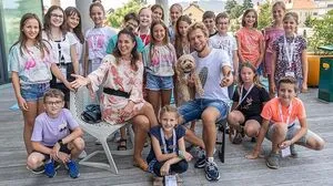 Abrakadabra, Simsalabim! Die Magier Amélie van Tass und Thommy Ten mit den Kinderreportern der zweiten Camp-Woche