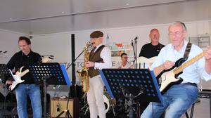 Die Band „BürgerMeixner & Friends“ eröffnete die Open-Air-Saison am Michaeliplatz