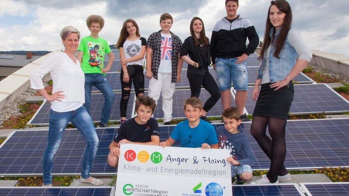 Alexandra Berger (re.), Manuela Kuterer (li.) und Schüler sind auf der Energie- und Mobilitätsmesse in Anger 