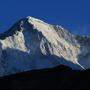 Der Cho Oyu liegt im Grenzbereich von Nepal und Tibet/ China: Am 19. Oktober 1954 standen die Österreicher Jöchler und Tichy gemeinsam mit Pasang Dawa Lama als erste Menschen auf seinem Gipfel