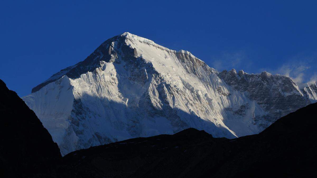 Der Cho Oyu liegt im Grenzbereich von Nepal und Tibet/ China: Am 19. Oktober 1954 standen die Österreicher Jöchler und Tichy gemeinsam mit Pasang Dawa Lama als erste Menschen auf seinem Gipfel