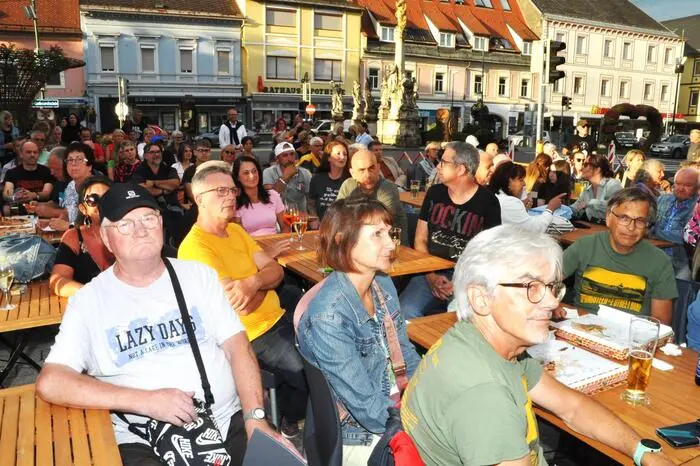 Detailgetreu brachte BOSStria atemberaubende Musik, den kraftvollen Sound und die pure Energie der Konzerte von Bruce Springsteen auf die Bühne und brachte einige der berühmtesten Live-Versionen, die seit Jahrzehnten Fans auf der ganzen Welt begeistern.