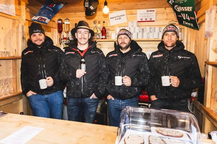 Osttiroler Vereine, wie hier der Skiclub Lienz, bieten regionale Köstlichkeiten an