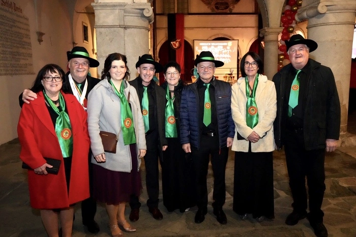 Die Faschingsgilde Steinfeld ist eine der ersten Gilden, die im Schloss eintreffen.