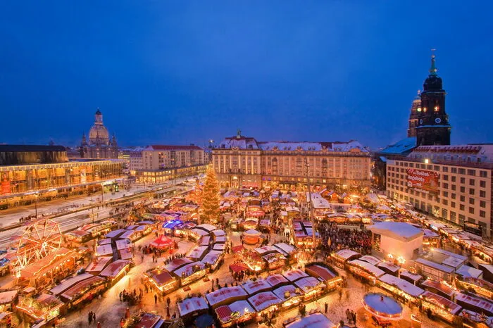 Ein Blick von oben auf den Striezelmarkt, wo auch das Stollenfest, immer am zweiten Samstag im Dezember, über die Bühne geht.