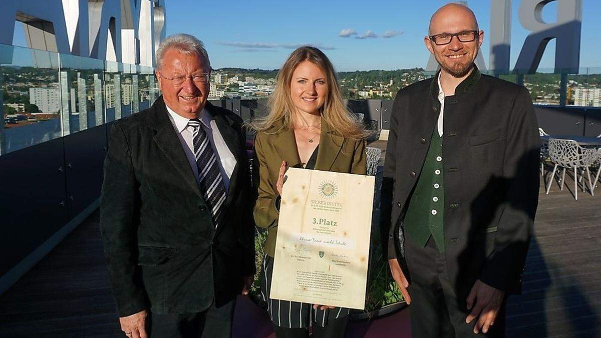Preisverleihung auf dem Dach des Styria Media Center: Naturpark-Obmann Franz Grabenhofer sowie die Projektleiter Victoria Allmer und Reinhold Schöngrundner