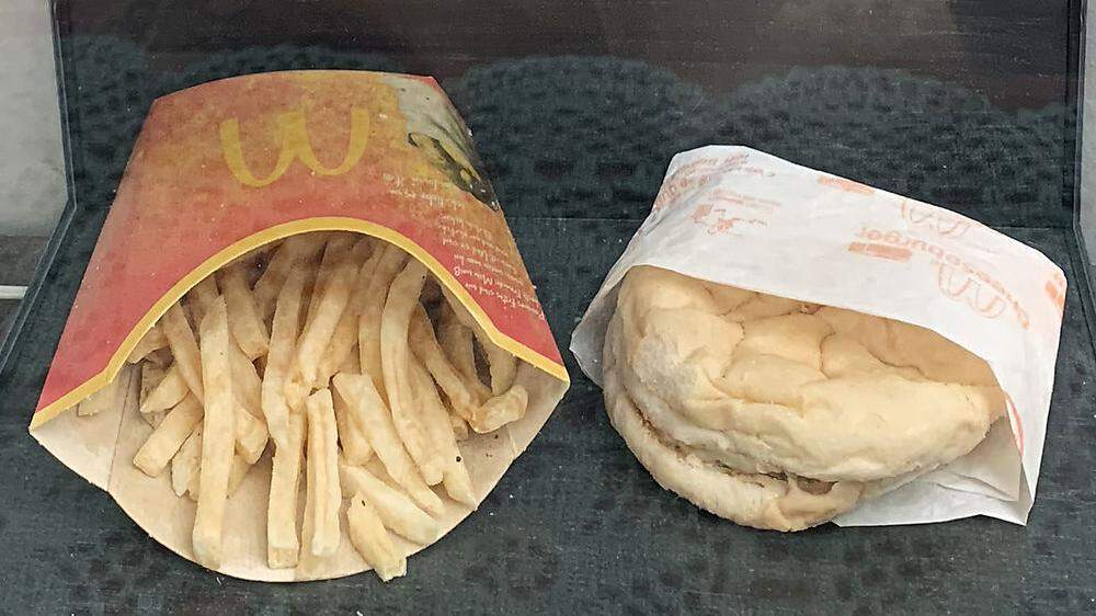 Nur ein wenig verschrumpelt: Cheeseburger und Pommes, 2009 gekauft