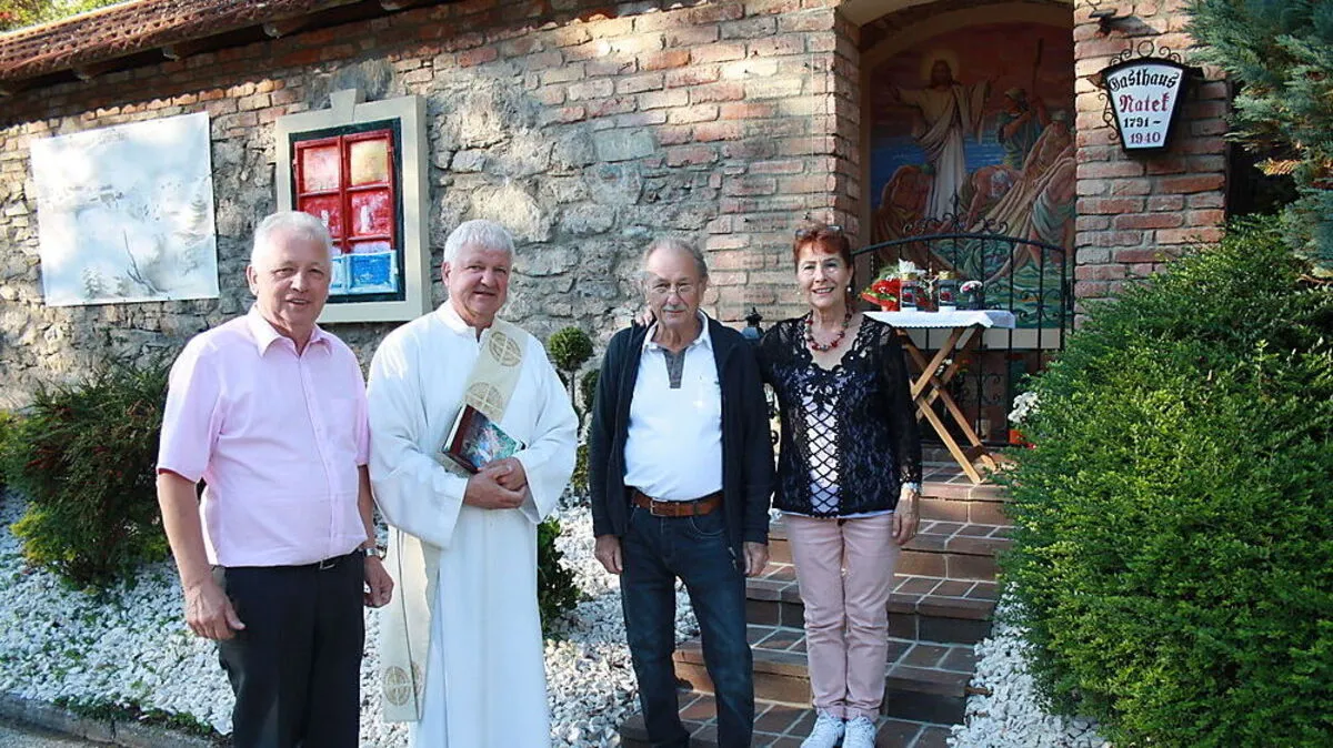 Bei der Segnung: Bürgermeister Rudolf Skorjanz, Diakon Josef Buchleitner, Initiator Heinz Rupitz mit seiner Frau Klothilde (von links)