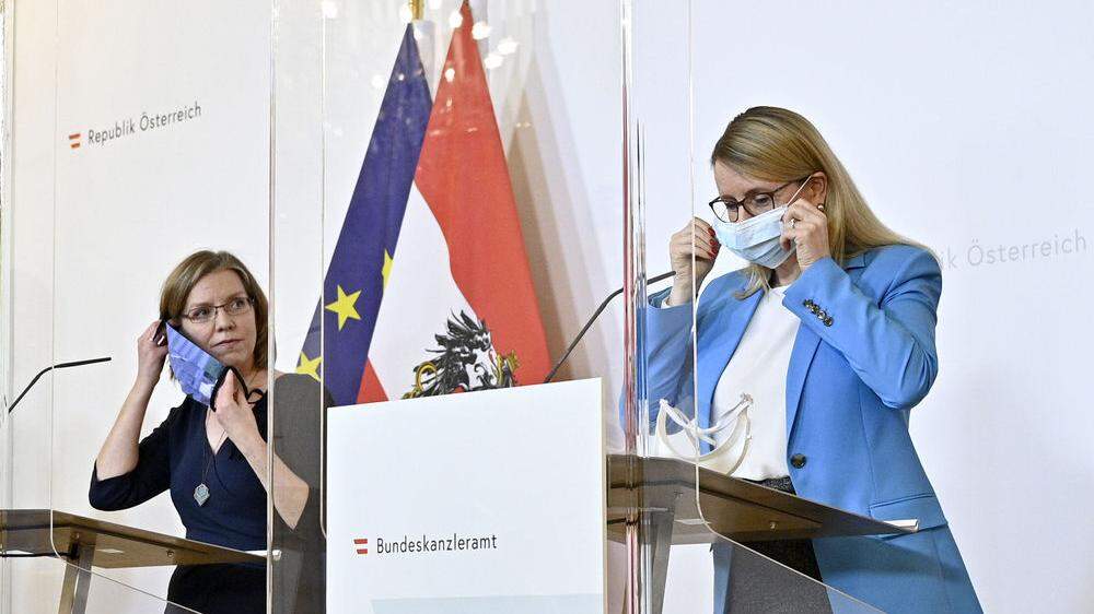 Wirtschaftsministerin Schramböck und Infrastrukturministerin Leonore Gewessler bei der Präsentation der Forschungsförderung.