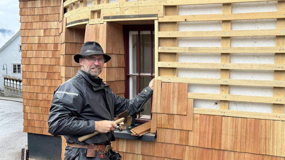 Klaus Pfaffeneder fertigt in Handarbeit in Vordernberg Holzschindeln an, verlegt sie und ist mit seiner „Schindelei“ sehr gefragt