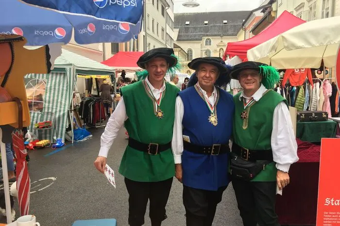 Die Stadtrichter am Flohmarkt.