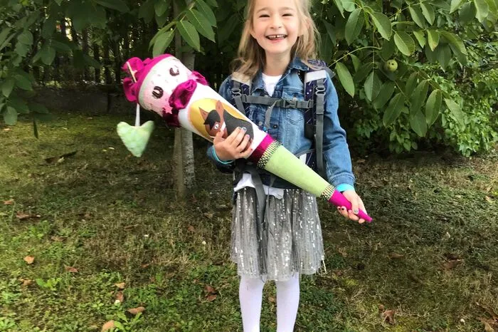 Stella freut sich riesig ein Schulkind zu sein! Unter diesem Link kann man weitere Fotos hochladen.