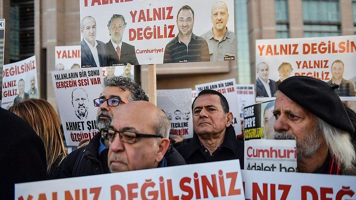 Proteste in Istanbul gegen den Journalisten-Prozess