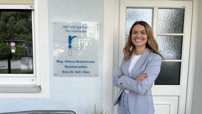 Eine junge Frau posiert für ein Foto und lächelt in die Kamera.